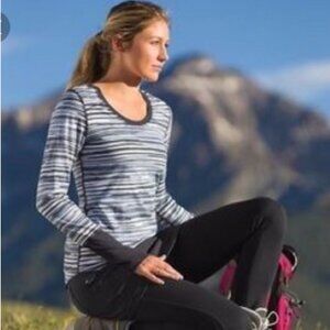 Athleta Radia Reversible Long Sleeve Cotton Top Shirt Thumb Holes Teal sz XS‎